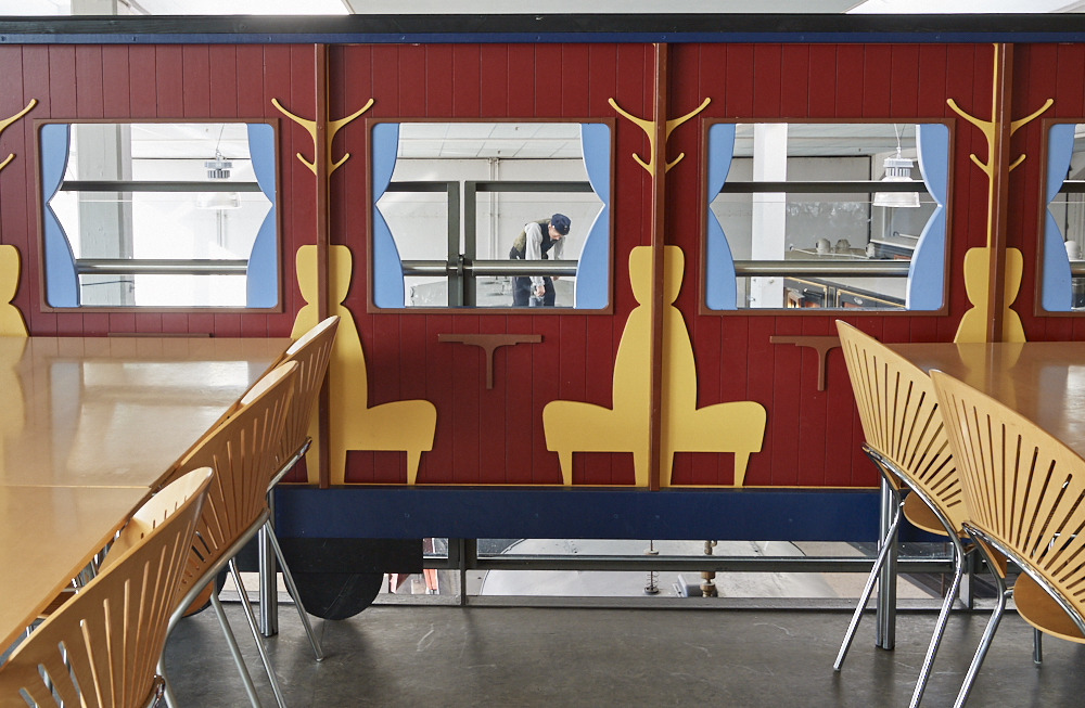 Spisepladserne lige ved Børnebanegården har udkig til vogne og lokomotiver 