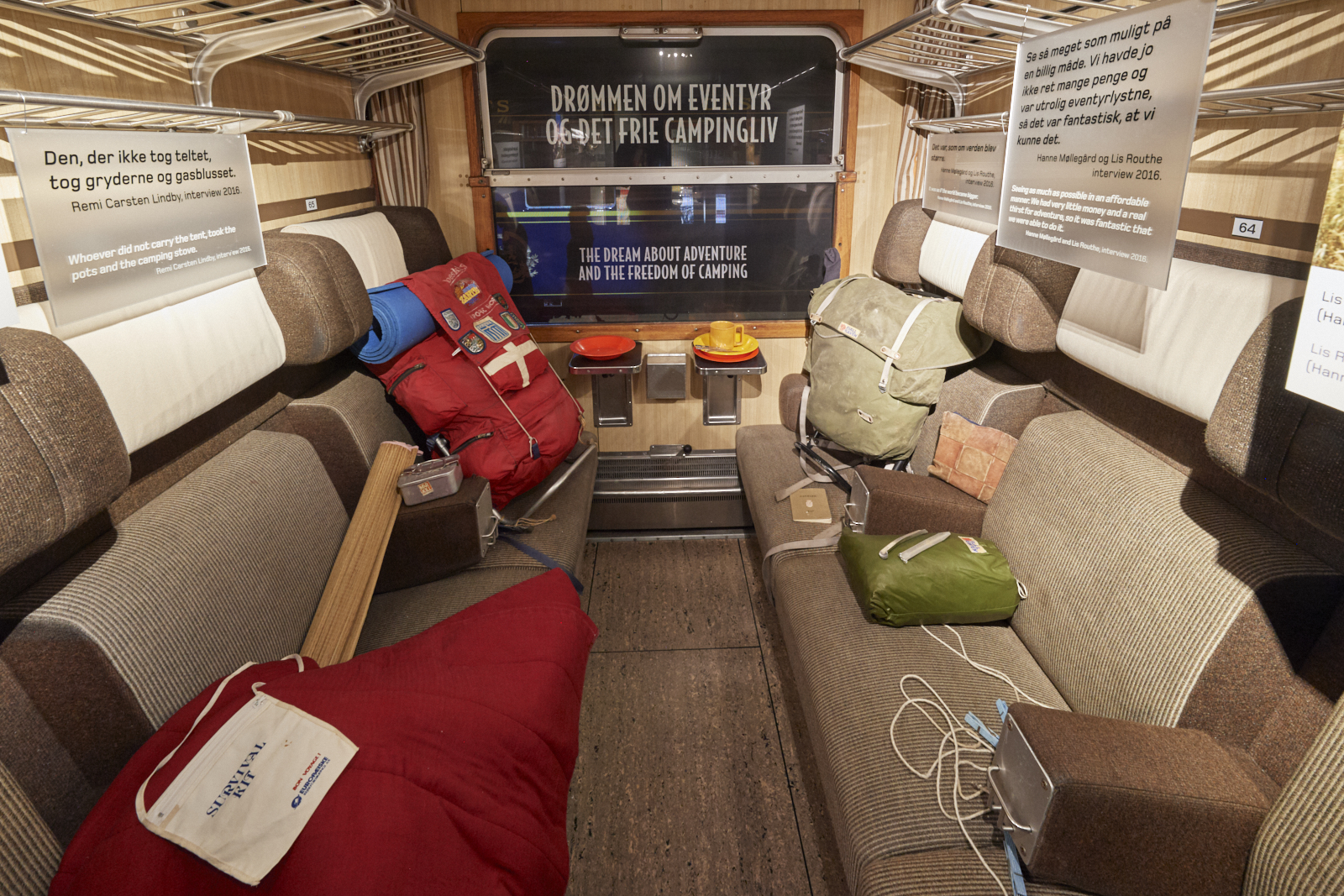 Hver kupé er indrettet med minder fra Interrail-rejsende