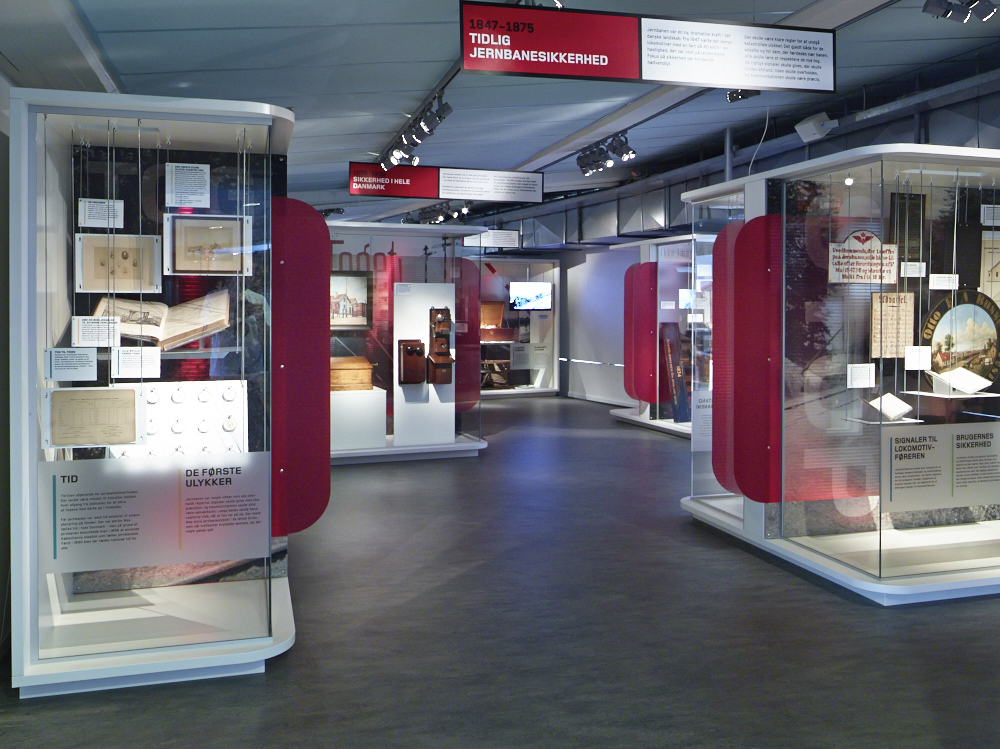 Erleben Sie die Entwicklung von den ersten, primitiven Signalen der 1840er Jahre bis hin zur Einführung der modernen Zugsteuerungssysteme gegen Ende des 20. Jahrhunderts