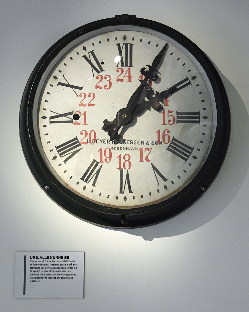 Bahnhofsuhr, vermutlich vom Bahnhof in Taastrup, stammt aus dem Beginn des 20. Jahrhunderts. An allen Bahnhöfen musste seit Einführung der Eisenbahn eine Uhr sichtbar sein, die immer die korrekte Zeit anzuzeigen hatte