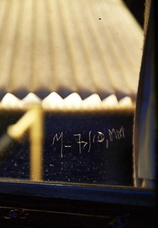 I 2001 - forud for afgivelsen af kongevognen til Danmarks Jernbanemuseum - indridsede HKM Dronning Margrethe sit navn i vinduet i sin sovekupé.