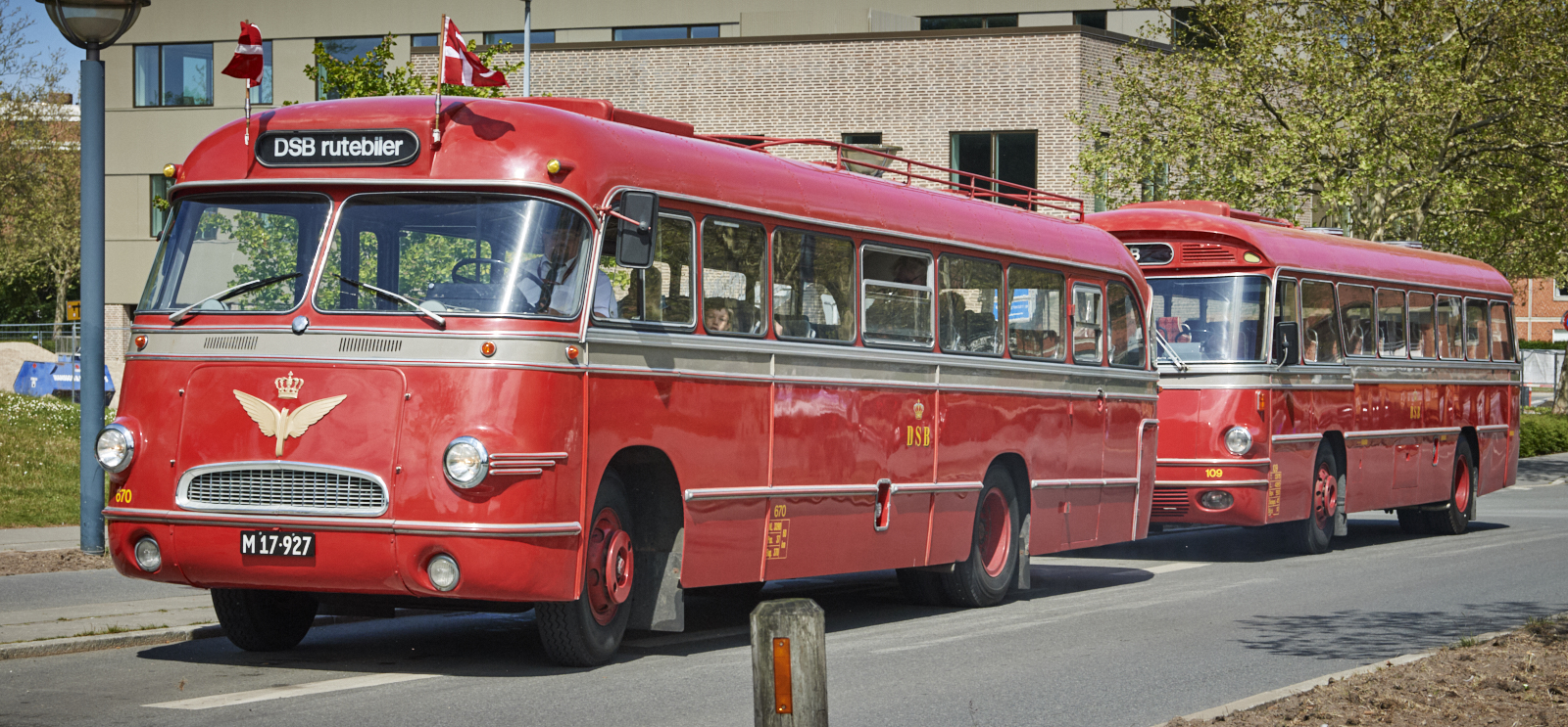 Forrest DSB nr. 670 fra 1957. Bagerst DSB nr. 109 fra 1966, som var i drift i Odense frem til 1987.