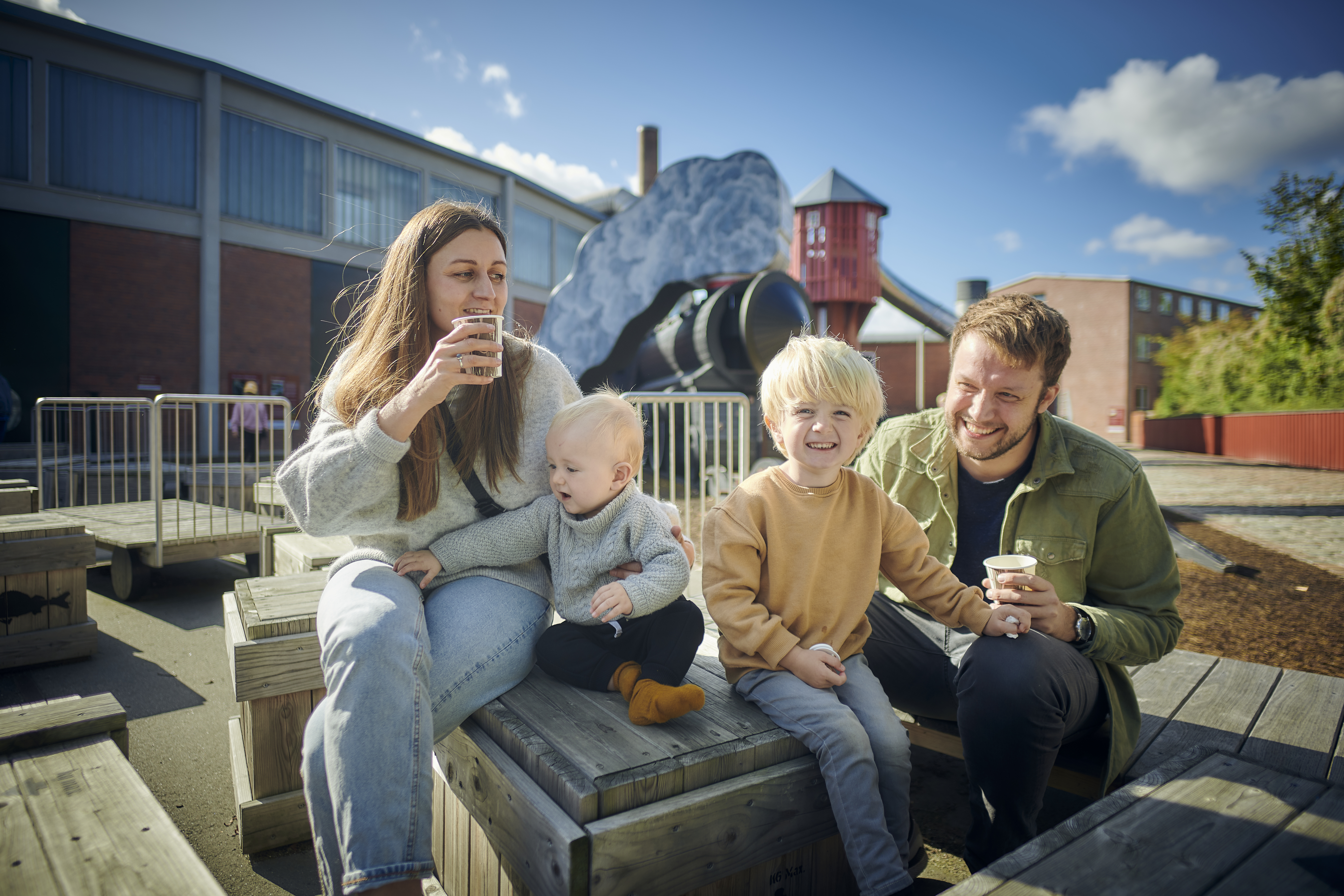 På turen er der kig til den store udendørs legeplads med et stort træ-lokomotiv og et vandtårn, hvorfra I kan rutsche og få sus i maven. 