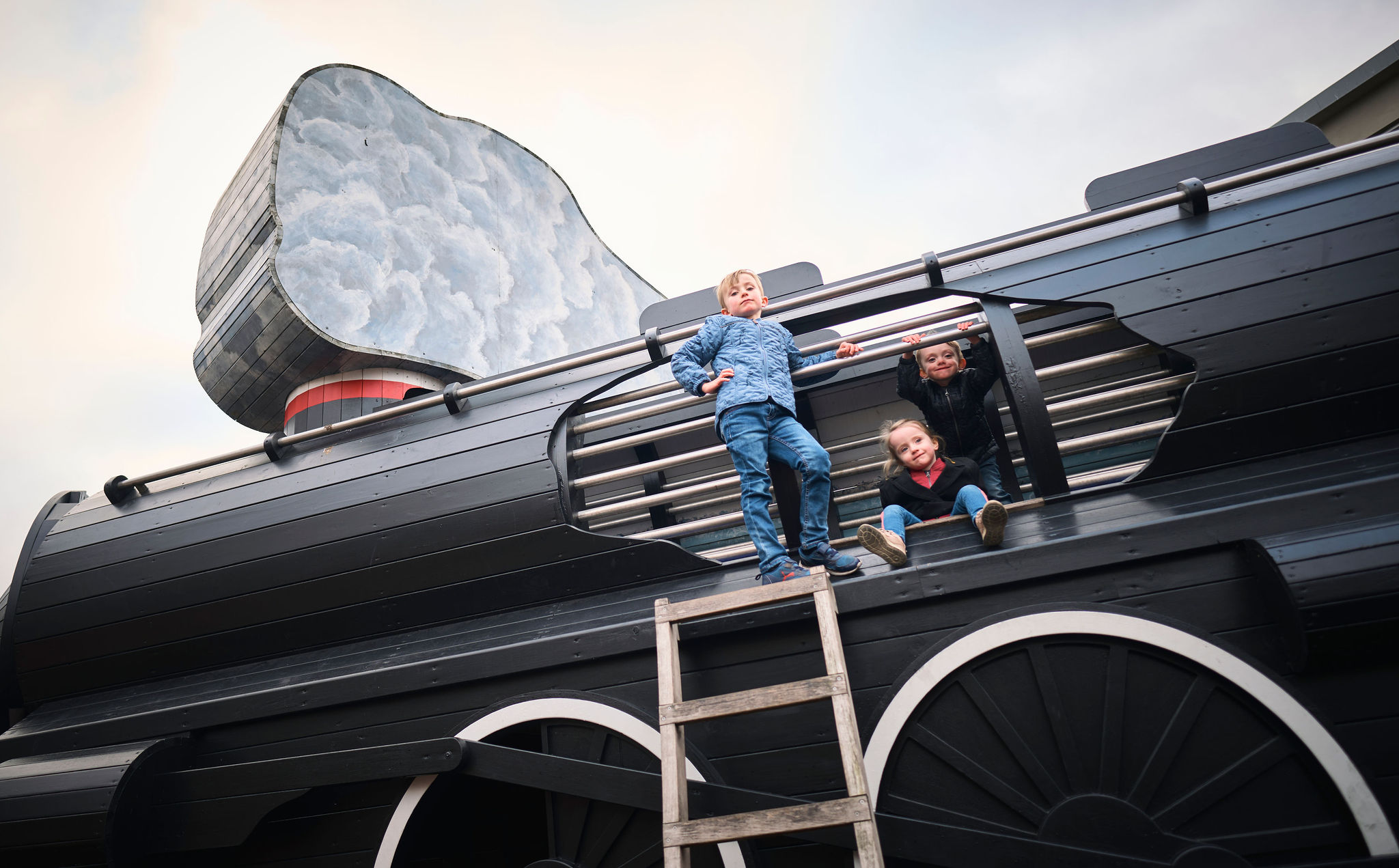 Børnene kan kravle ind i det store trælokomotiv