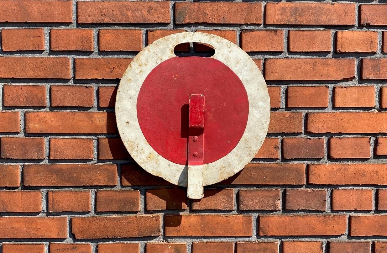 Kig efter disse metalskilte for at åbne fortællingerne