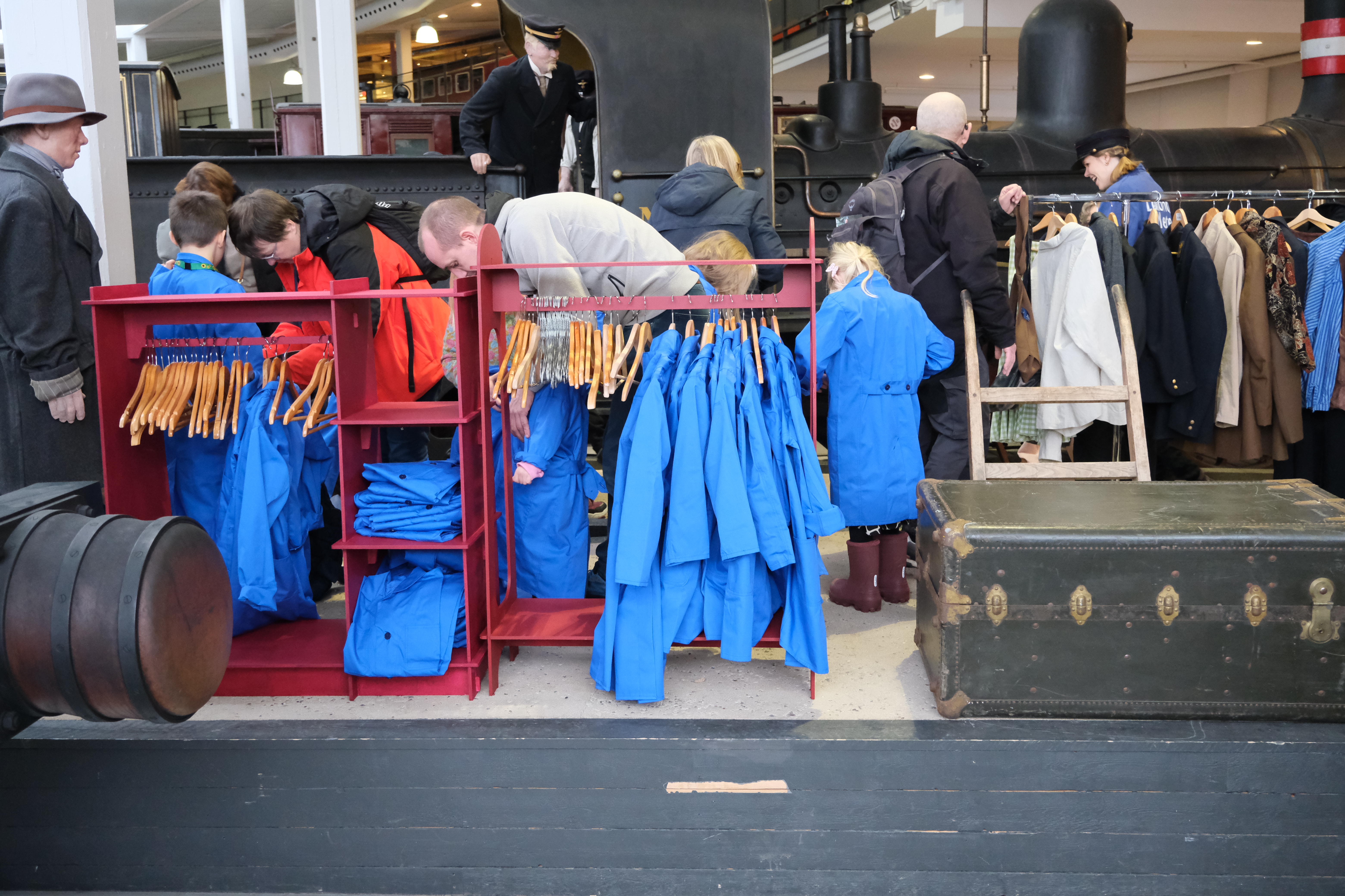 Lokomotivmester Busse har blå kiter til alle sine hjælpere