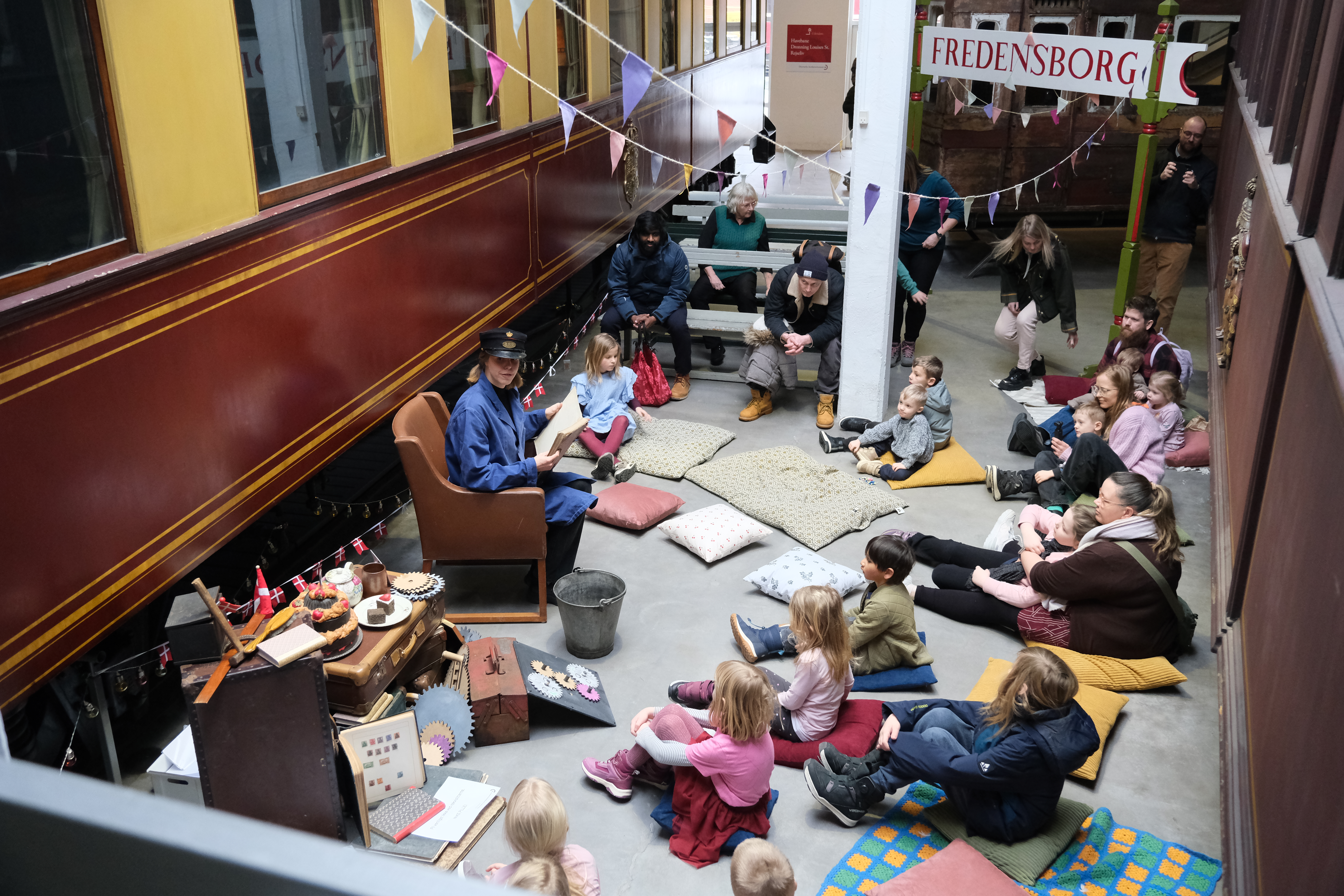 Lokomotivmester Busse elsker også at læse højt fra sine store gamle bøger