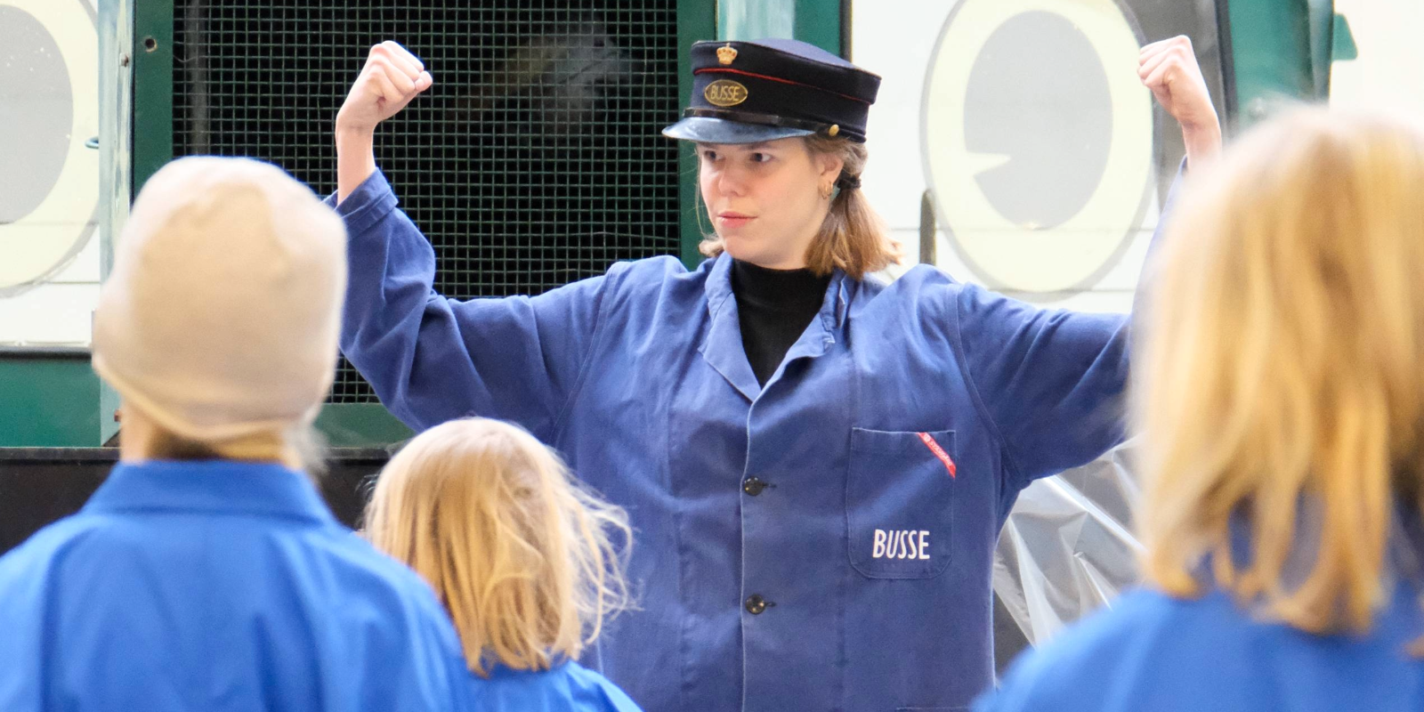 Lokomotivmester Busse elsker at få hjælp til dagens opgaver af museet gæster